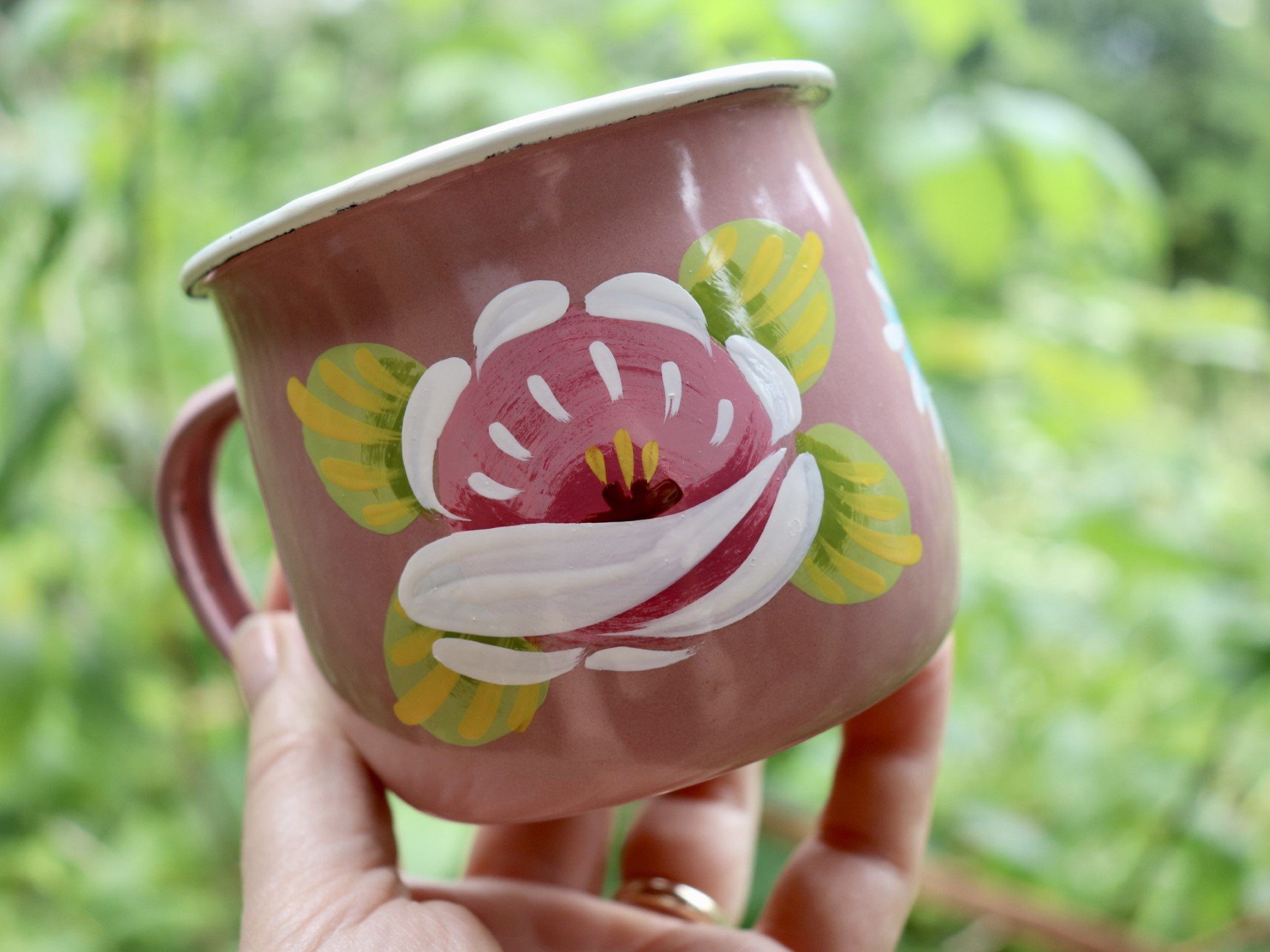 Canal Roses handpainted white enamel mug with white roses & daisies