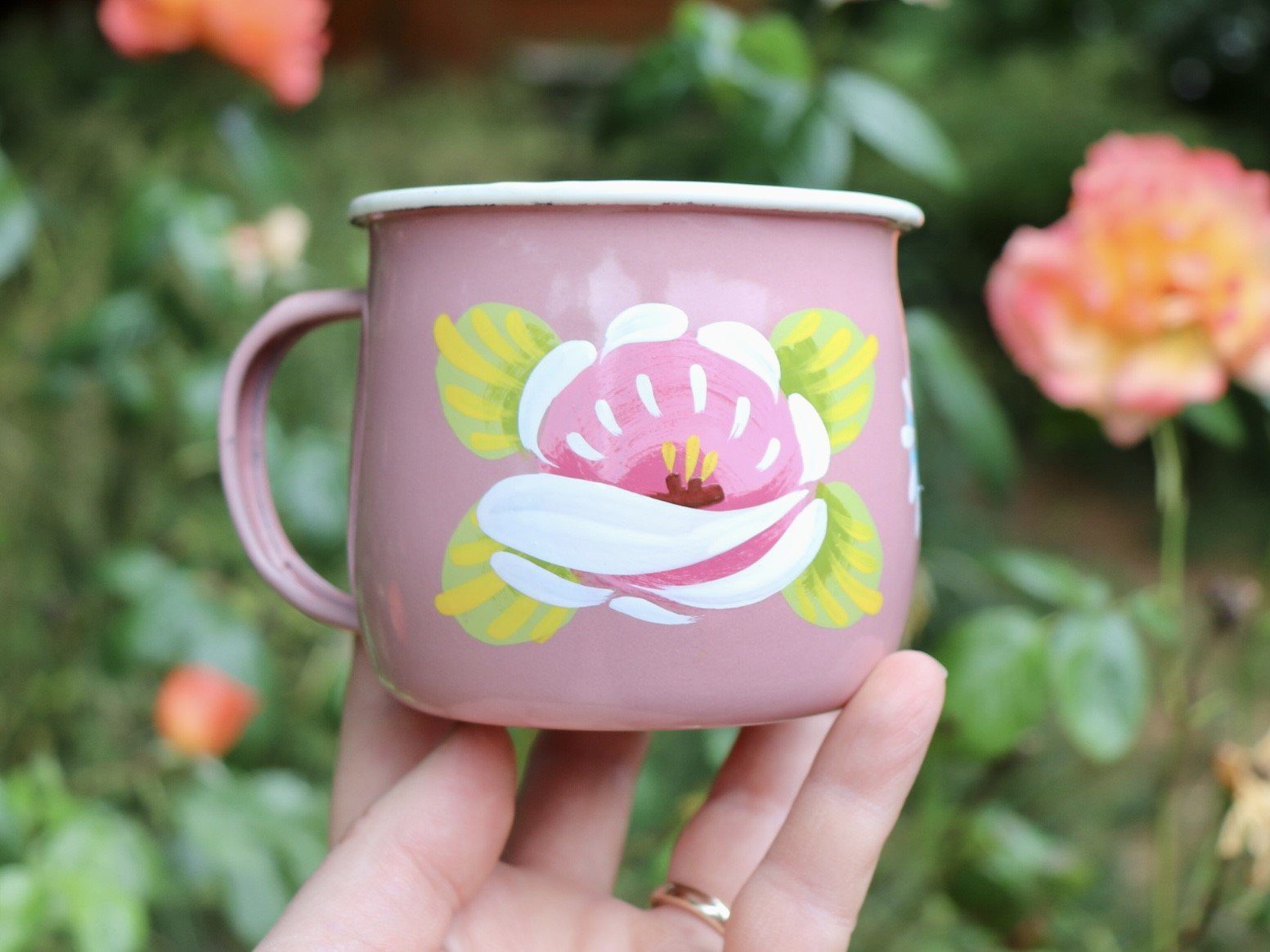 Canal Roses handpainted white enamel mug with white roses & daisies