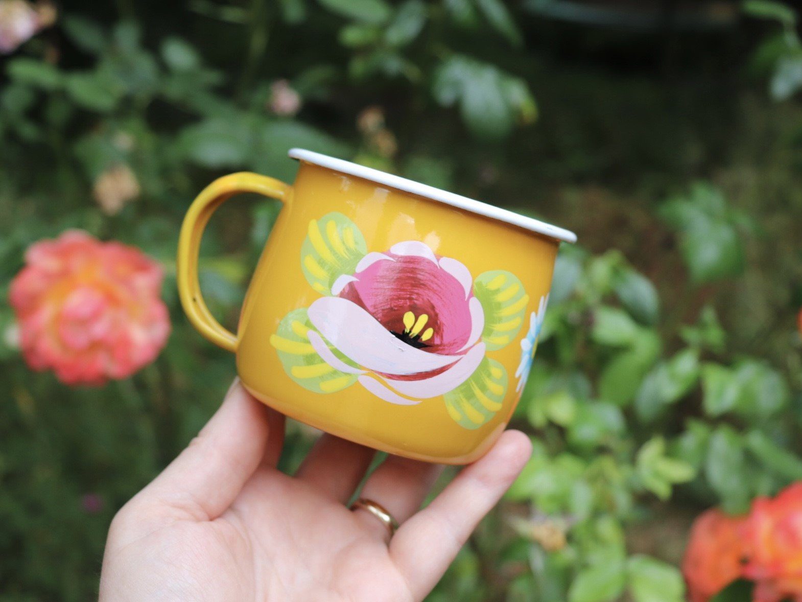 Canal Roses handpainted yellow enamel mug with pink roses & daisies